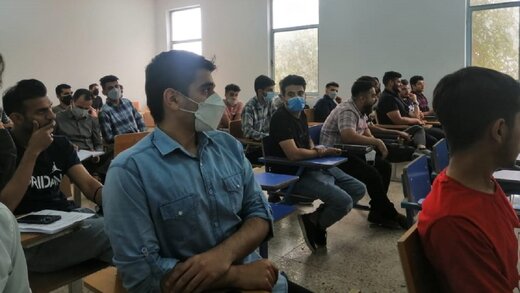 گلایه دانشجویان دانشگاه آزاد دزفول از گرمای کلاس‌های درس