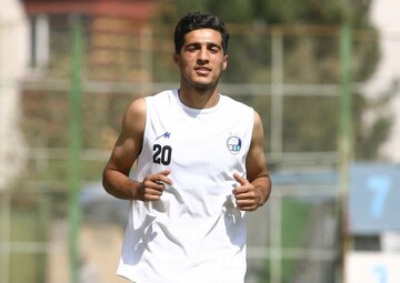 جانشین حسین زاده همینجا روی نیمکت است! جانشین حسین زاده همینجا روی نیمکت است!