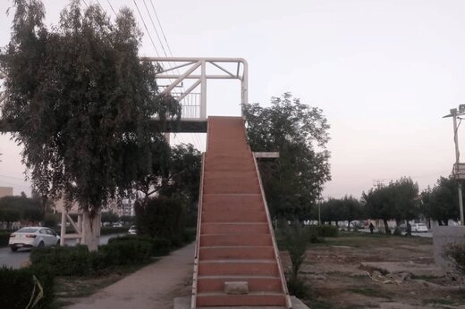 ببینید | وضعیت فاجعه‌بار پل عابر پیاده بدون حفاظ در جنوب تهران