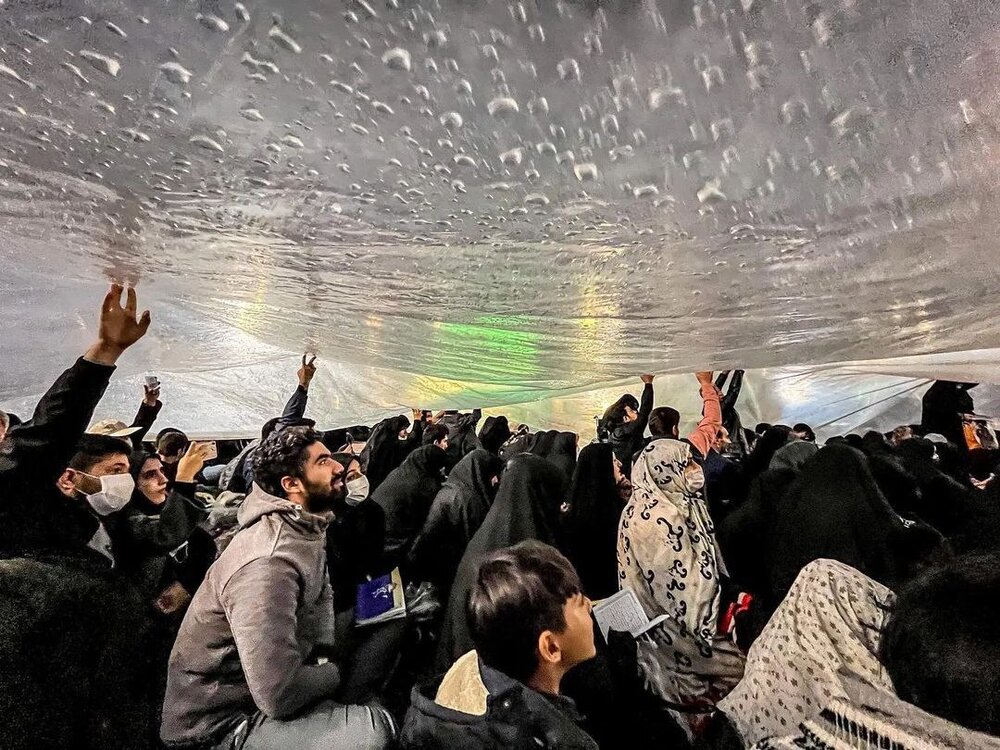 ‌نجوا با خدا زیر باران