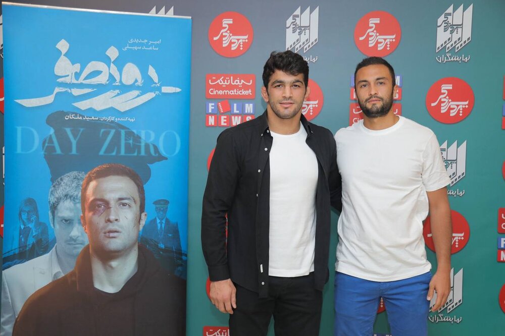 امیر جدیدی با کشتیگیران تیم ملی در اکرانِ ویژه فیلم «روز صفر»/ عکس