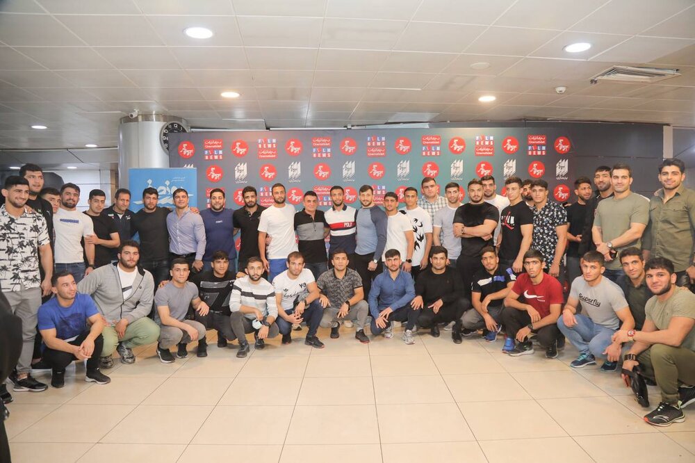 امیر جدیدی با کشتیگیران تیم ملی در اکرانِ ویژه فیلم «روز صفر»/ عکس