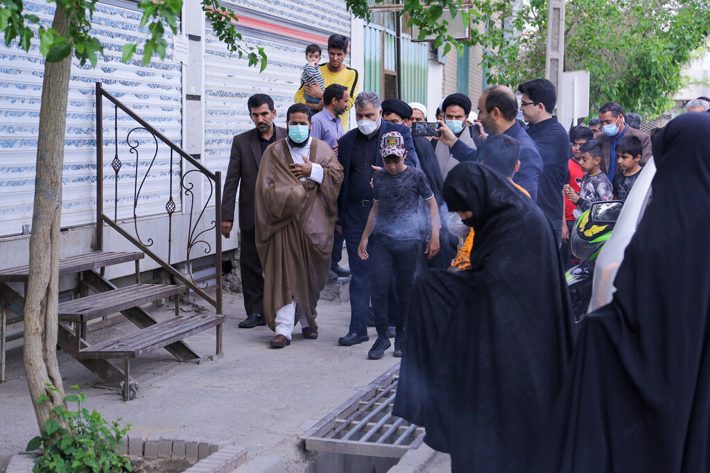 بازگشت یکی از سه روحانی ترور شده در حرم رضوی از بیمارستان به منزل/ تصاویر