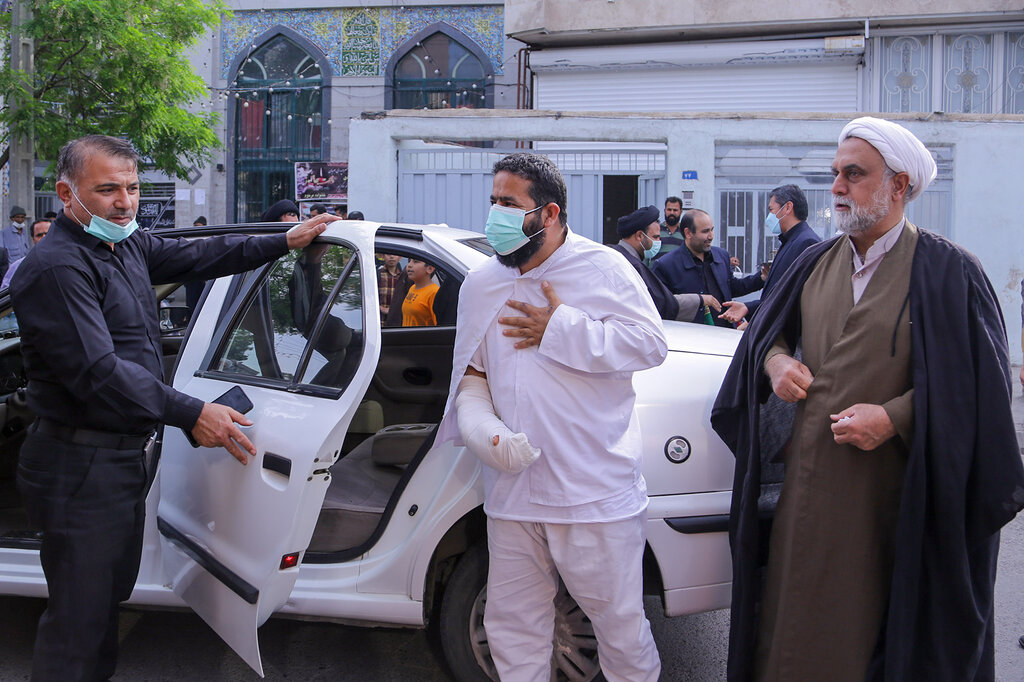 بازگشت یکی از سه روحانی ترور شده در حرم رضوی از بیمارستان به منزل/ تصاویر