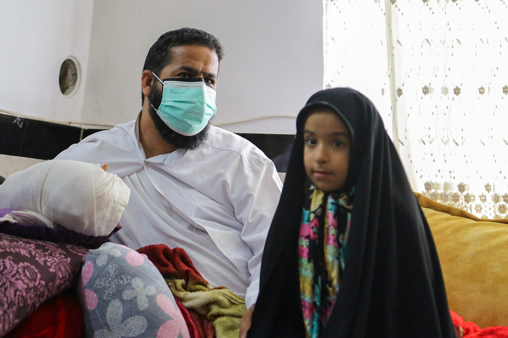 بازگشت یکی از سه روحانی ترور شده در حرم رضوی از بیمارستان به منزل/ تصاویر