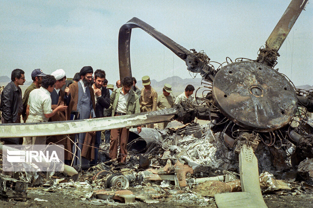 تصاویر منتشر نشده بازدید آیتالله خامنهای از بقایای سوخته سربازان آمریکا در طبس