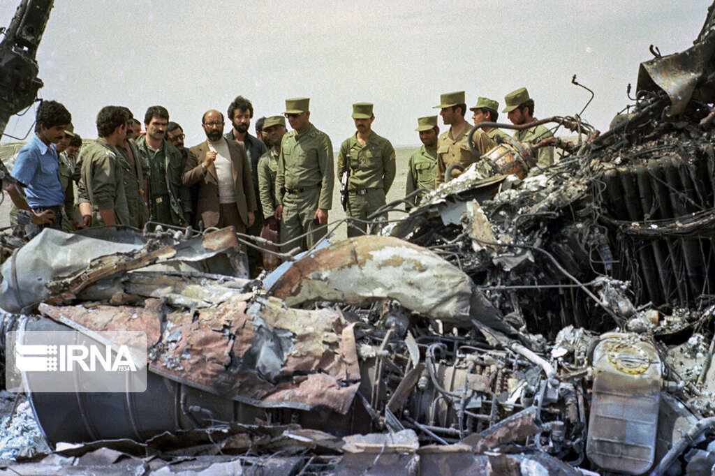 تصاویر منتشر نشده بازدید آیتالله خامنهای از بقایای سوخته سربازان آمریکا در طبس