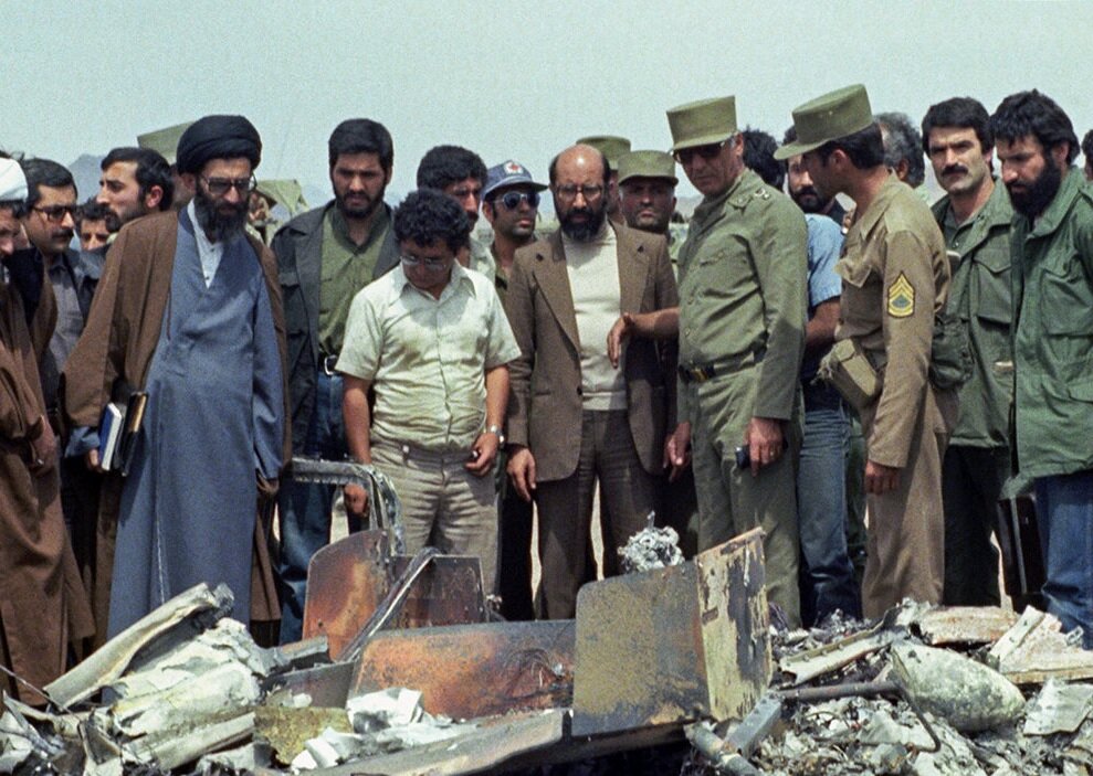 تصاویر منتشر نشده بازدید آیتالله خامنهای از بقایای سوخته سربازان آمریکا در طبس