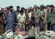 تصاویر منتشر نشده بازدید آیت‌الله خامنه‌ای از بقایای سوخته سربازان آمریکا در طبس