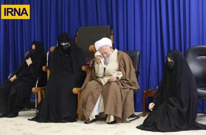 عاشقانه ای به یاد ماندنی در قم | اشک ها و بی تابی های آیتالله جوادی آملی در وداع ابدی با همسرشان + عکس ها