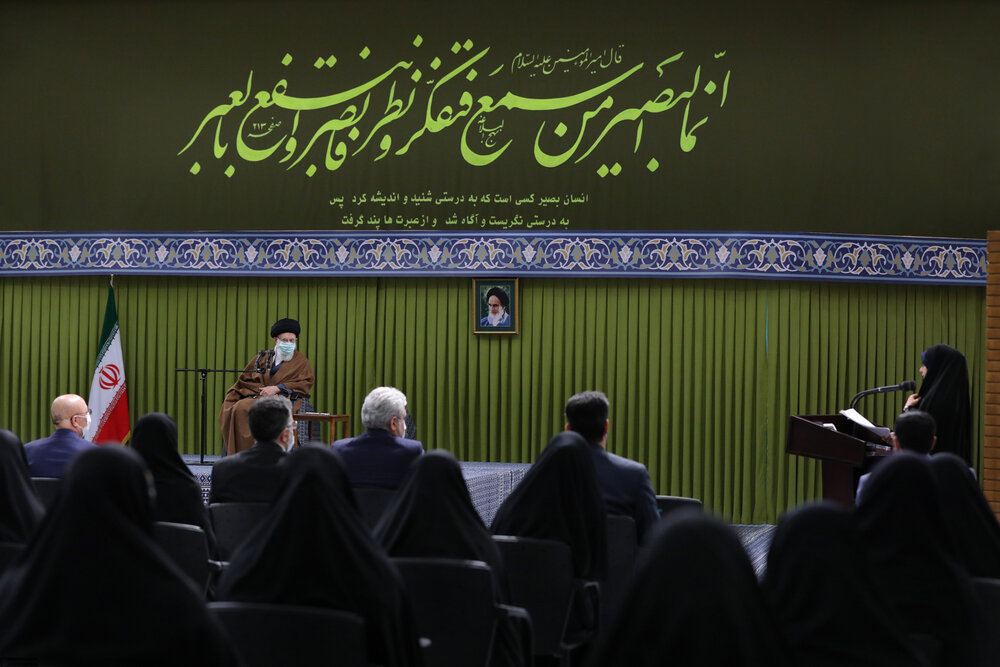5689088 - رهبری در دیدار رمضانی دانشجویان : جمهوری اسلامی میتواند به دانشگاه افتخار کند