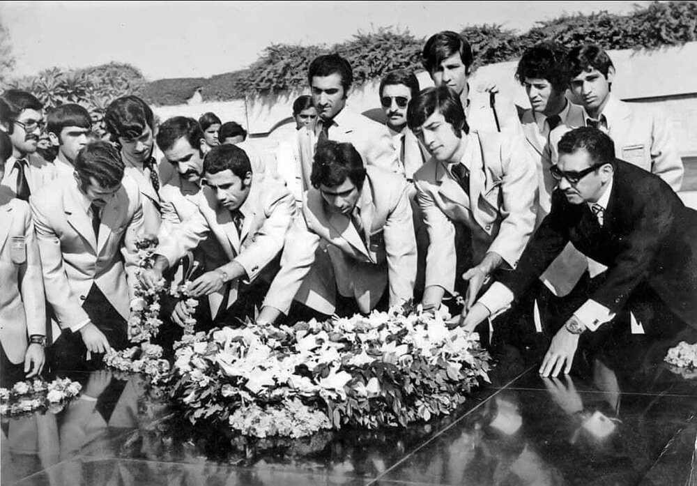 عکس| گلباران مزار رهبر هندوستان توسط استقلالیها