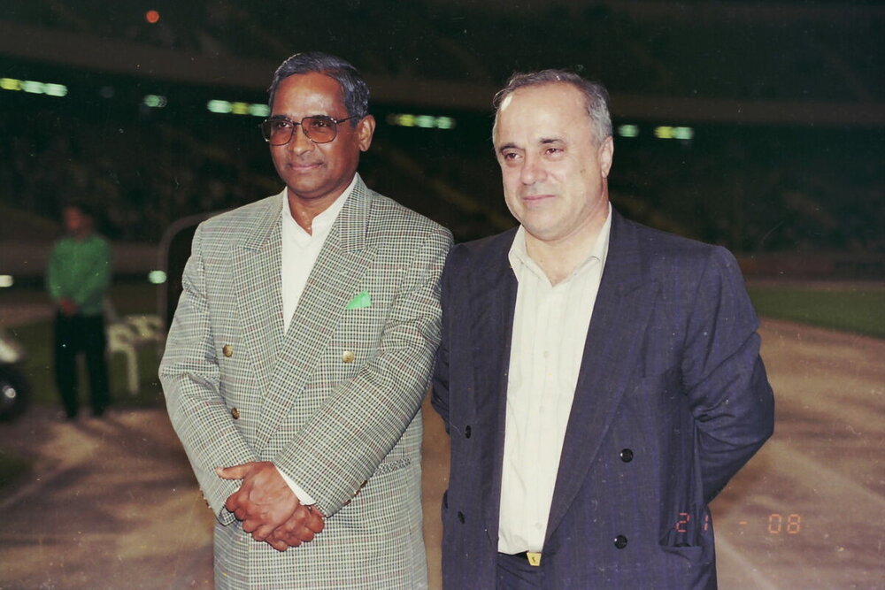 عکس| دبیرکلی که پسته و قالیچه خیلی دوست داشت!