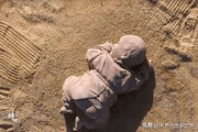 ببینید | مجسمه غول پیکر سه بعدی کودک خوابیده در صحرای گوبی
