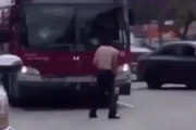 ببینید | حمله وحشیانه یک شهروند به اتوبوس و ماشین‌های عبوری با سنگ