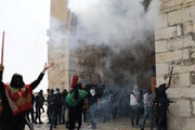 ببینید | شلیک گاز اشک‌آور علیه نمازگزاران در مسجدالأقصی
