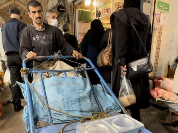 یالله یالله؛ نوای آشنای بازار تبریز/ هزینه های زندگی بر دوش باربران سنگینی می کند