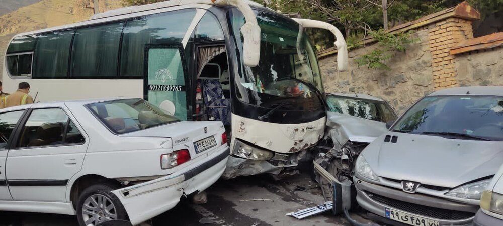 5689885 - تصادف عجیب اتوبوس با ۱۴ خودرو در نیاوران/ تصاویر