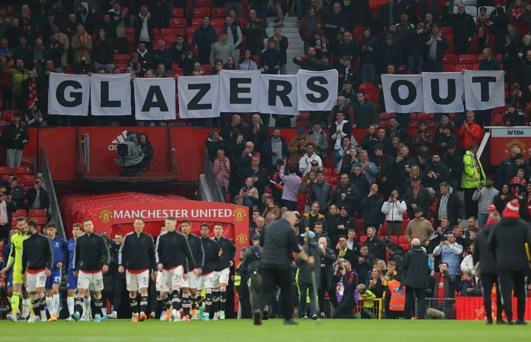 خشم هواداران علیه مدیران قرمزها/عکس