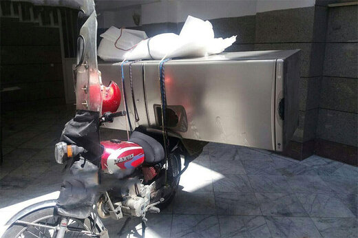 ببینید | حمل عجیب و غیر استاندارد یخچال با موتورسیکلت در تهران