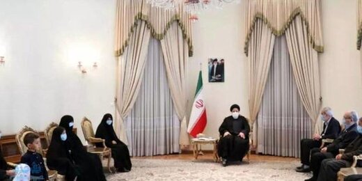 اعتراض به حذف تصویر امام از نشست رسمی رئیسی/ می خواهید خمینی زدایی کنید؟