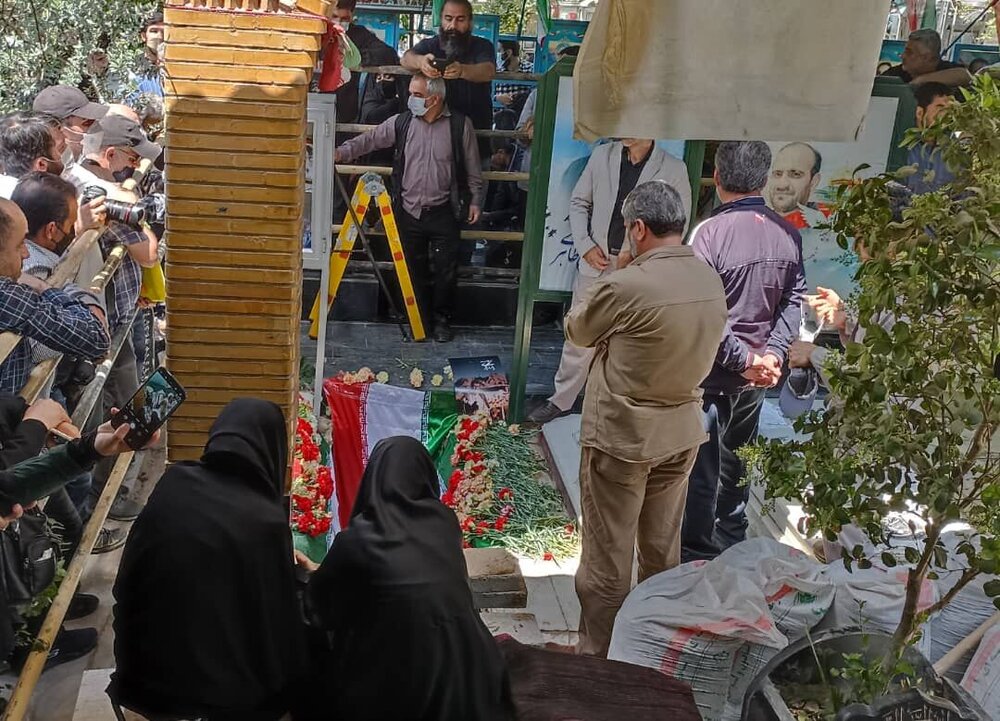 آرامگاه ابدی نادر طالب‌زاده در بهشت زهرا/ عکس 