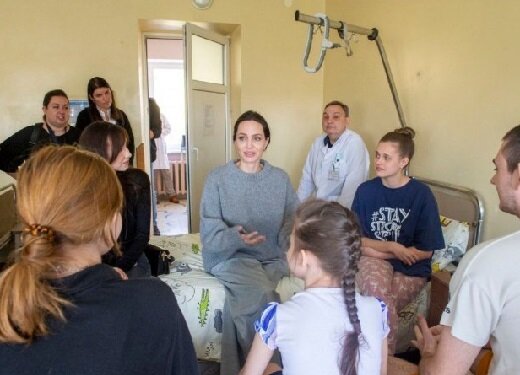 آنجلینا جولی در کنار کودکان جنگ زده اوکراین/ عکس