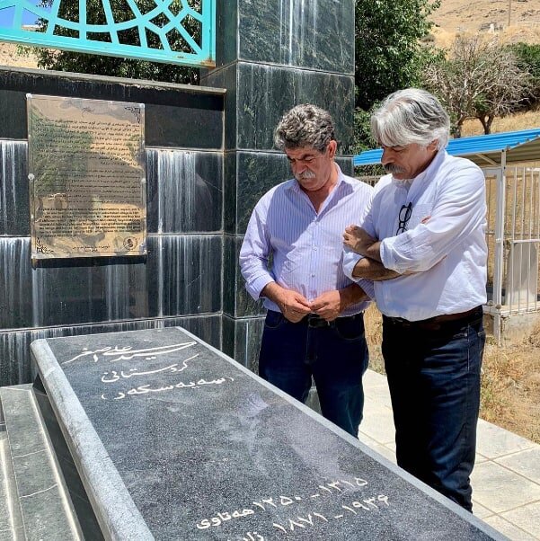 کیهان کلهر، ایستاده بر آرامگاه سیدعلیاصغر کردستانی/ عکس