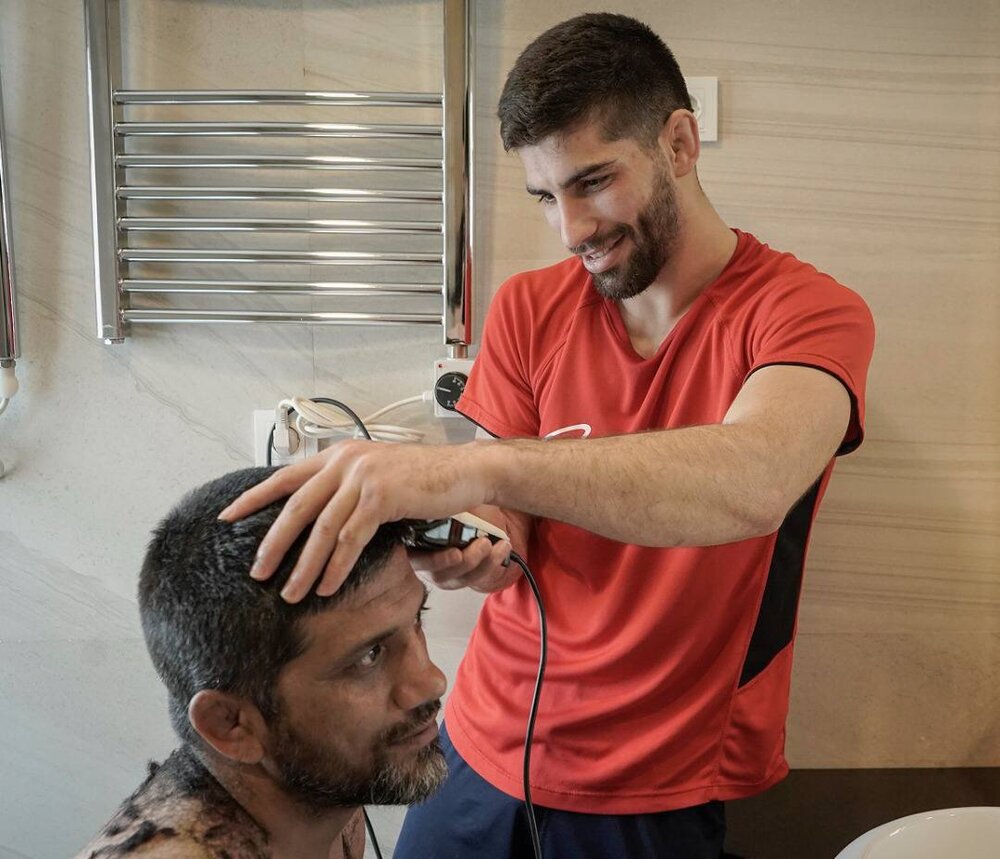 قهرمان آسیا آرایشگر شد!/عکس