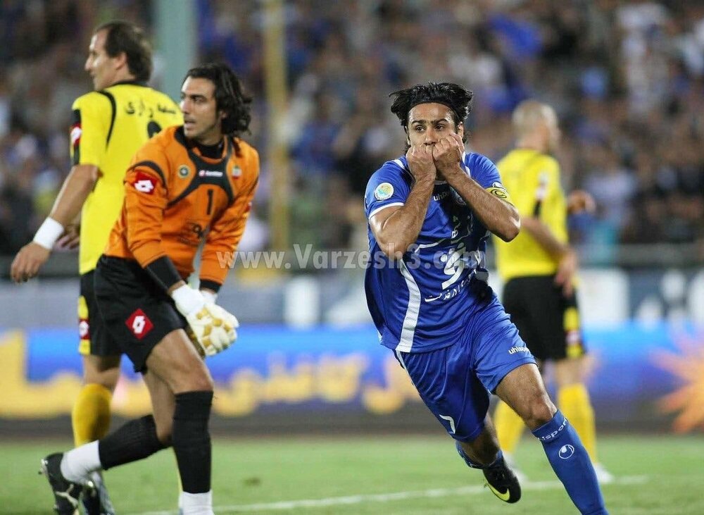 فرهاد مجیدی و عادت به خاطرهسازی مقابل سپاهان/عکس