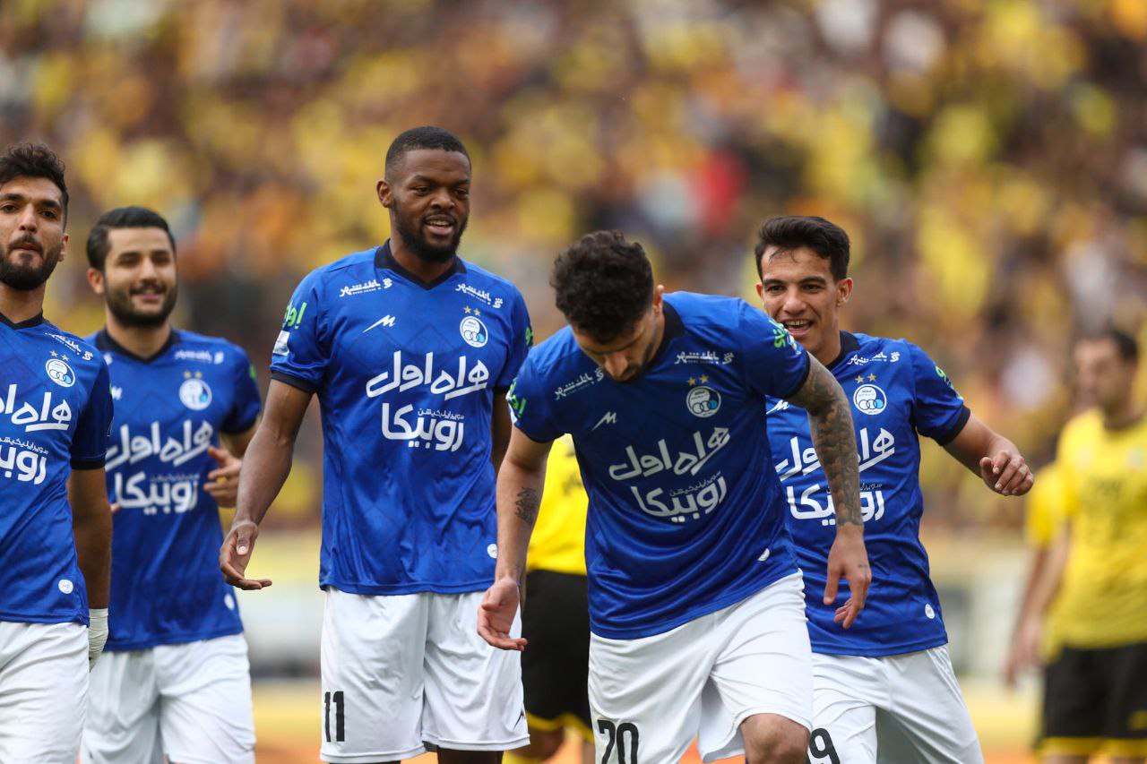 خنده یامگا و ژستد به گلزن بازی اصفهان!/عکس