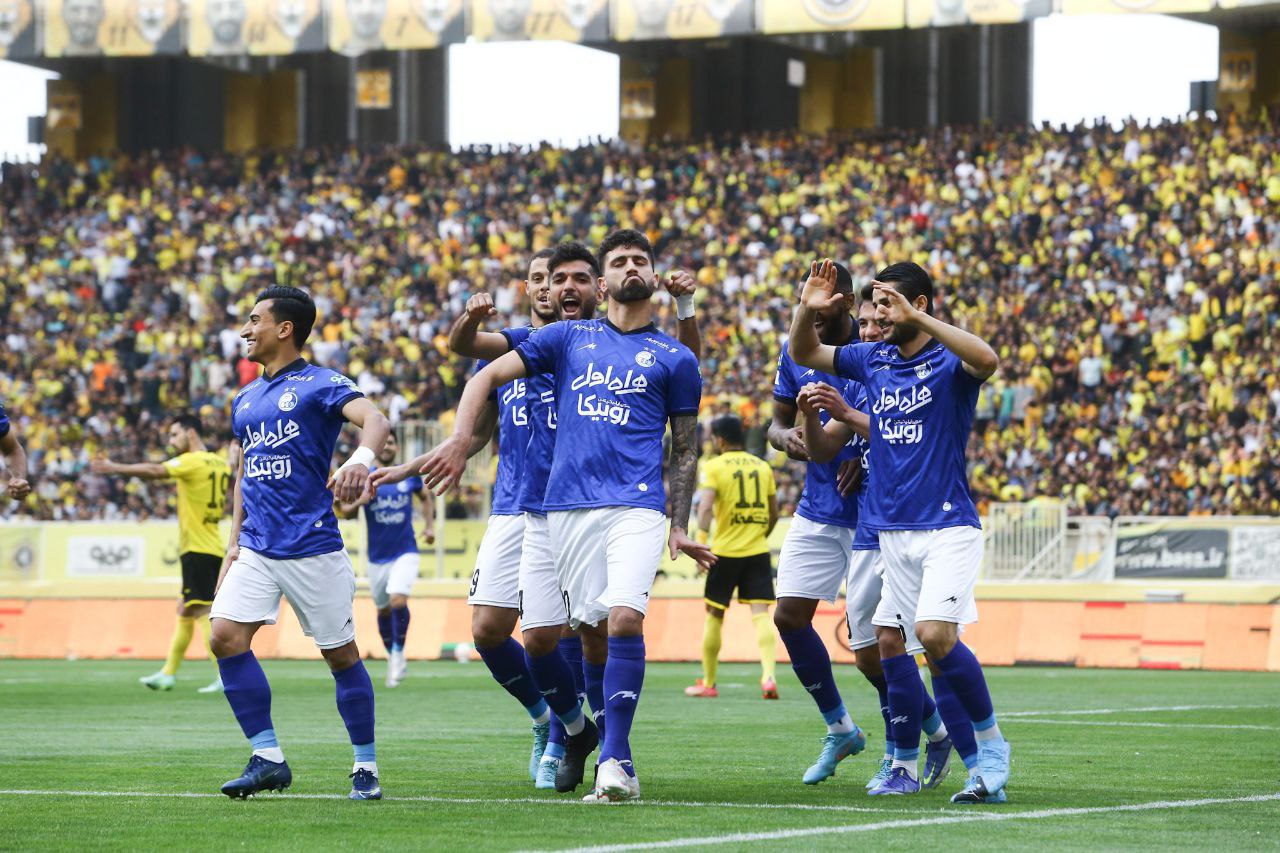 خنده یامگا و ژستد به گلزن بازی اصفهان!/عکس