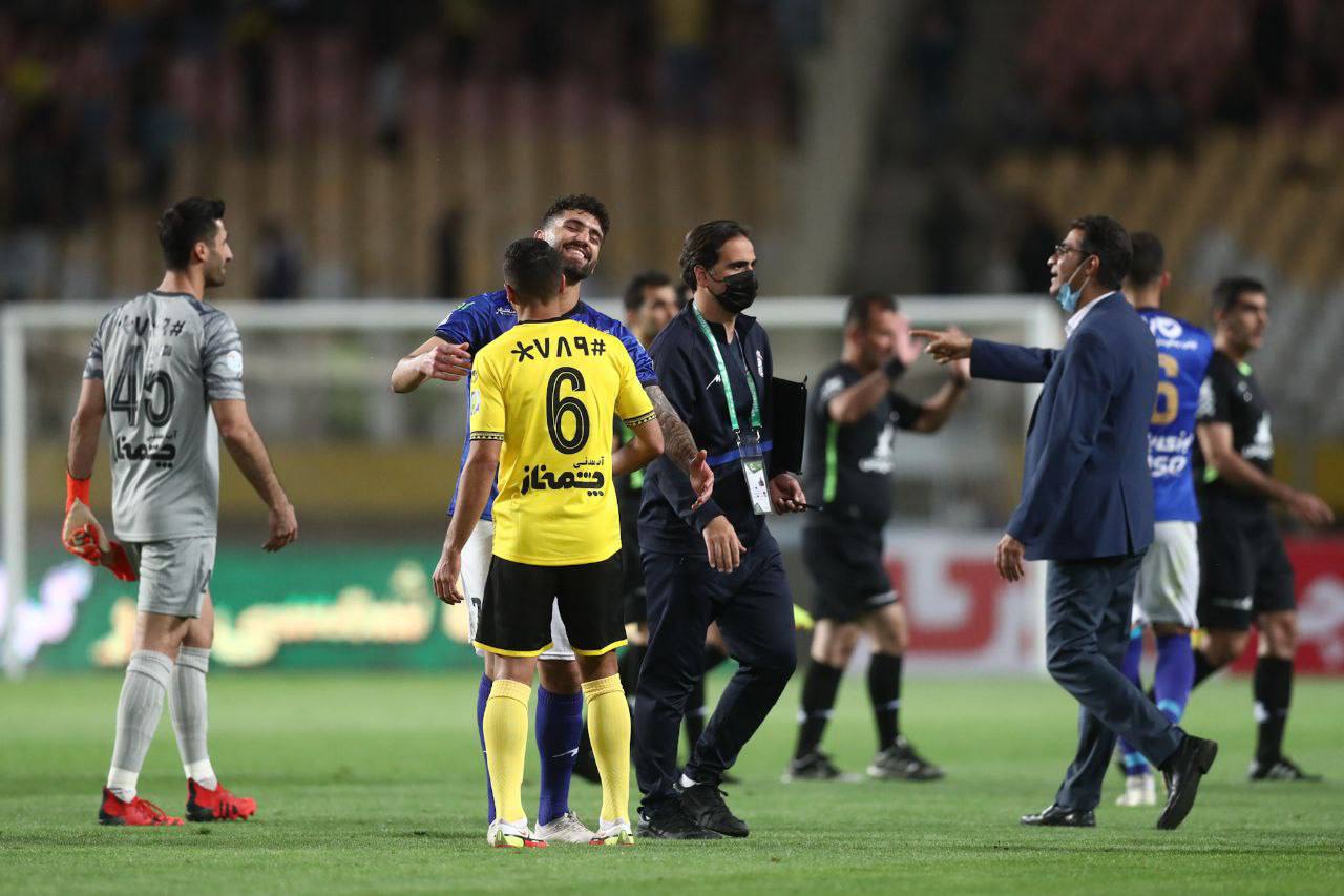 رشید با رنگ قرمز برای استقلال کری خواند؟/عکس