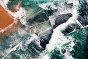 ببینید | تصاویر استثنایی شنا در کنار امواج سهمگین از نمای دوربین هوایی