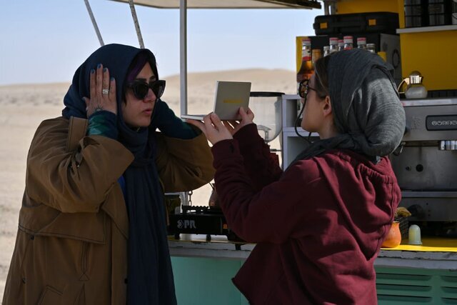 دو عکس از باران کوثری در جلو و پشت دوربینِ فیلمِ «چرا گریه نمیکنی؟» 3