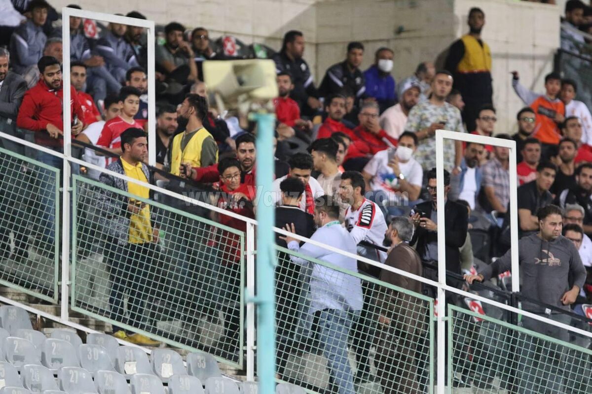 یقه ستاره پرسپولیس را در راهرو گرفتند!/عکس