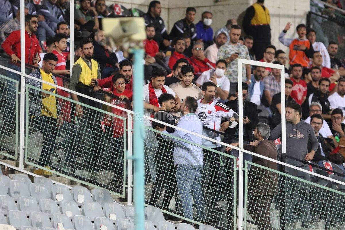 یقه ستاره پرسپولیس را در راهرو گرفتند!/عکس