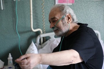 وداع قبل از رفتن جواد عزتی و عباس جمشیدی‌فر با محمد کاسبی / عکس