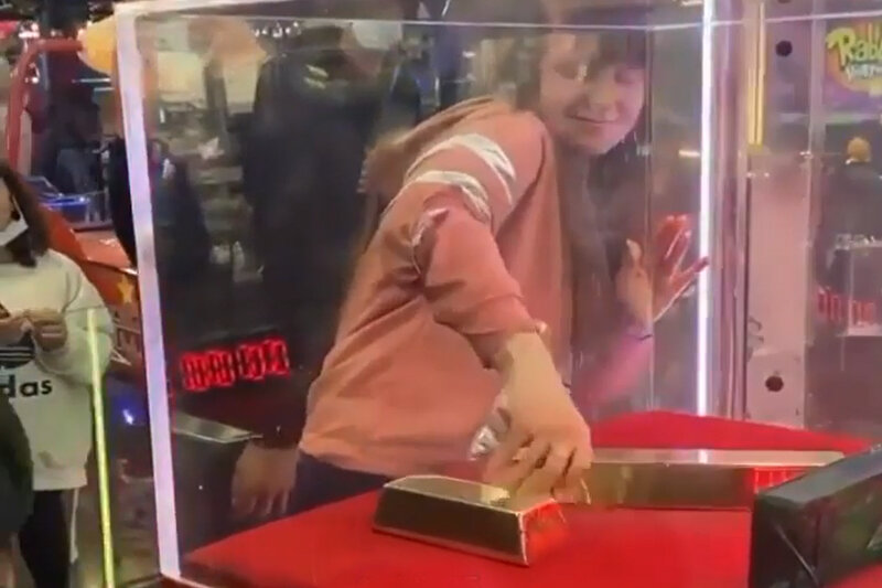 ببینید | دختری که یک شبه میلیاردر شد؛ لحظه بیرون کشیدن شمش طلا