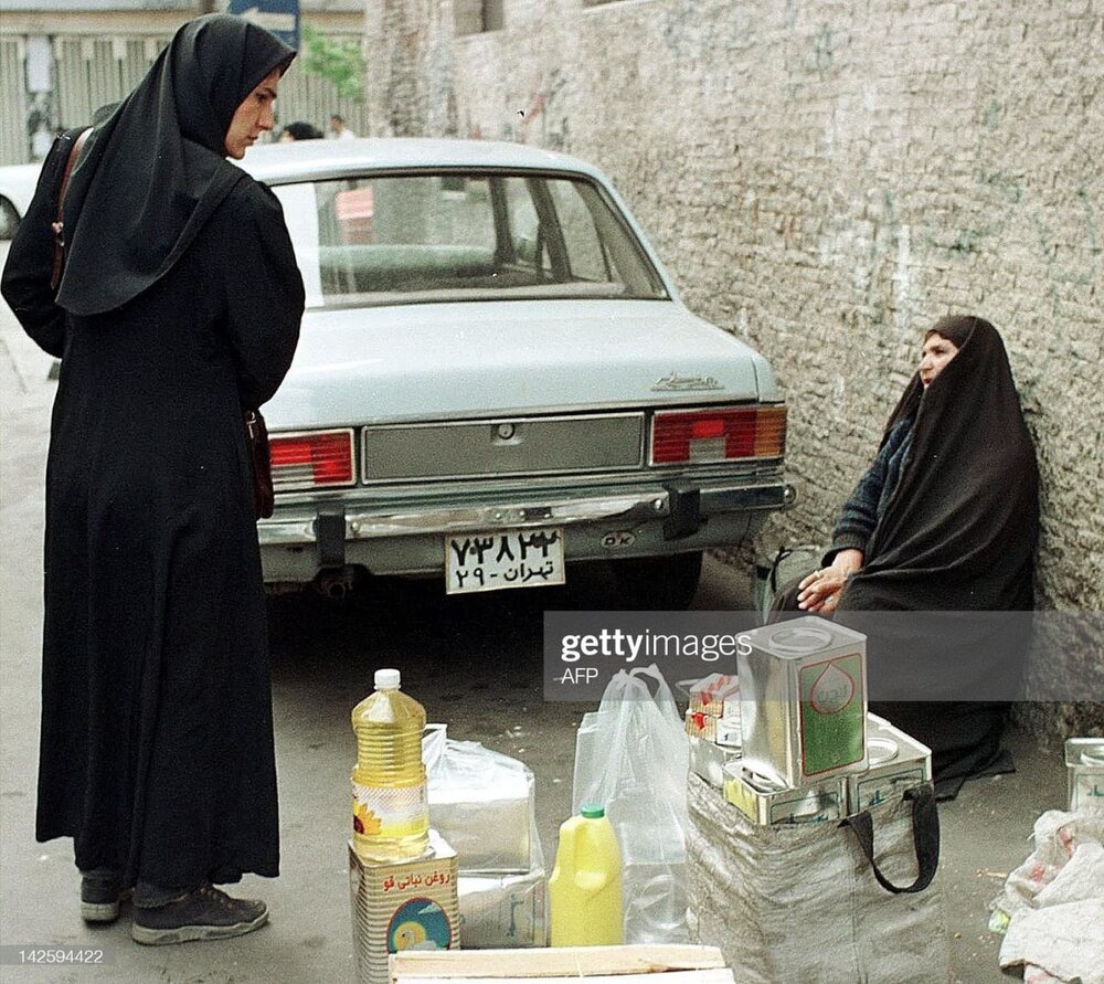 عکس | تصویری قابل تامل از فروش آزاد اجناس کوپنی در تهران، بهار ۱۳۷۷