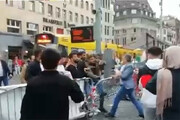 ببینید | درگیری شدید هواداران فوتبال در متروی استانبول