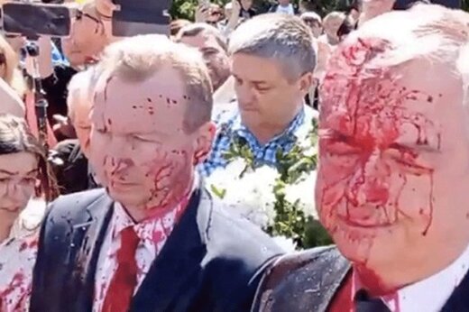 ببینید | حمله رنگی به سفیر روسیه در لهستان