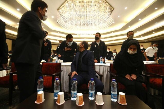 برگریزان گلدان آفتزده!