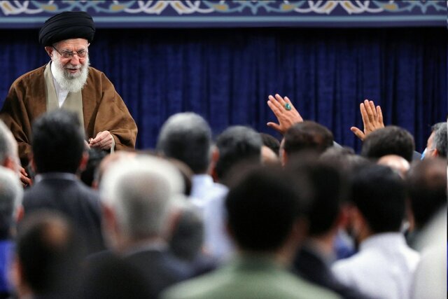 رهبری انگشتر خود را به کارگری هدیه دادند