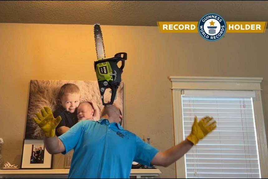 خطرناکترین رکورد کینس؛ راه رفتن با ارّه برقی روشن روی چانه/ تصاویر