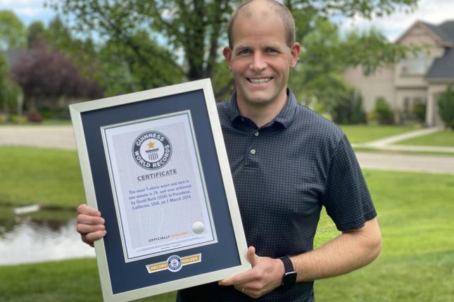 خطرناکترین رکورد کینس؛ راه رفتن با ارّه برقی روشن روی چانه/ تصاویر