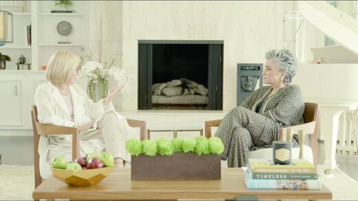 روزنامه «فرهیختگان»: گوگوش؛ زنی اغواگر که از روابط غیرصادقانه با مردان، سود می‌برد