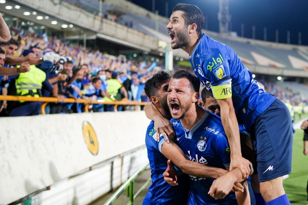 فریاد قهرمانی استقلالیها مقابل هواداران/عکس