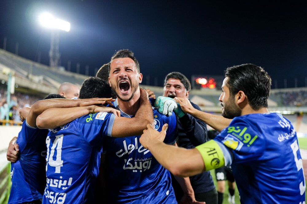 فریاد قهرمانی استقلالیها مقابل هواداران/عکس