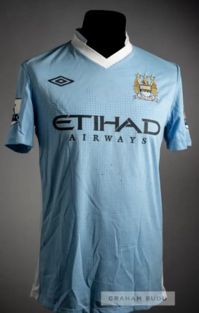 فروش پیراهن تاریخی لیگ برتر برای خیریه/عکس